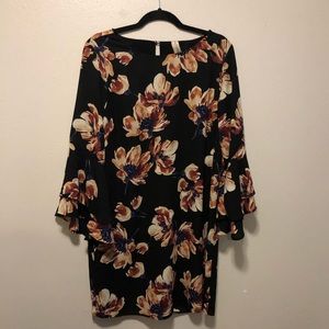 Knee length dress with cute sleeve detail